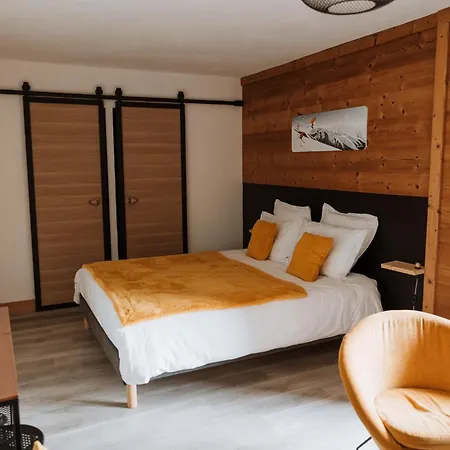 فندق مبيت وإفطار Les 9 Neves, Restaurant & D'hotes